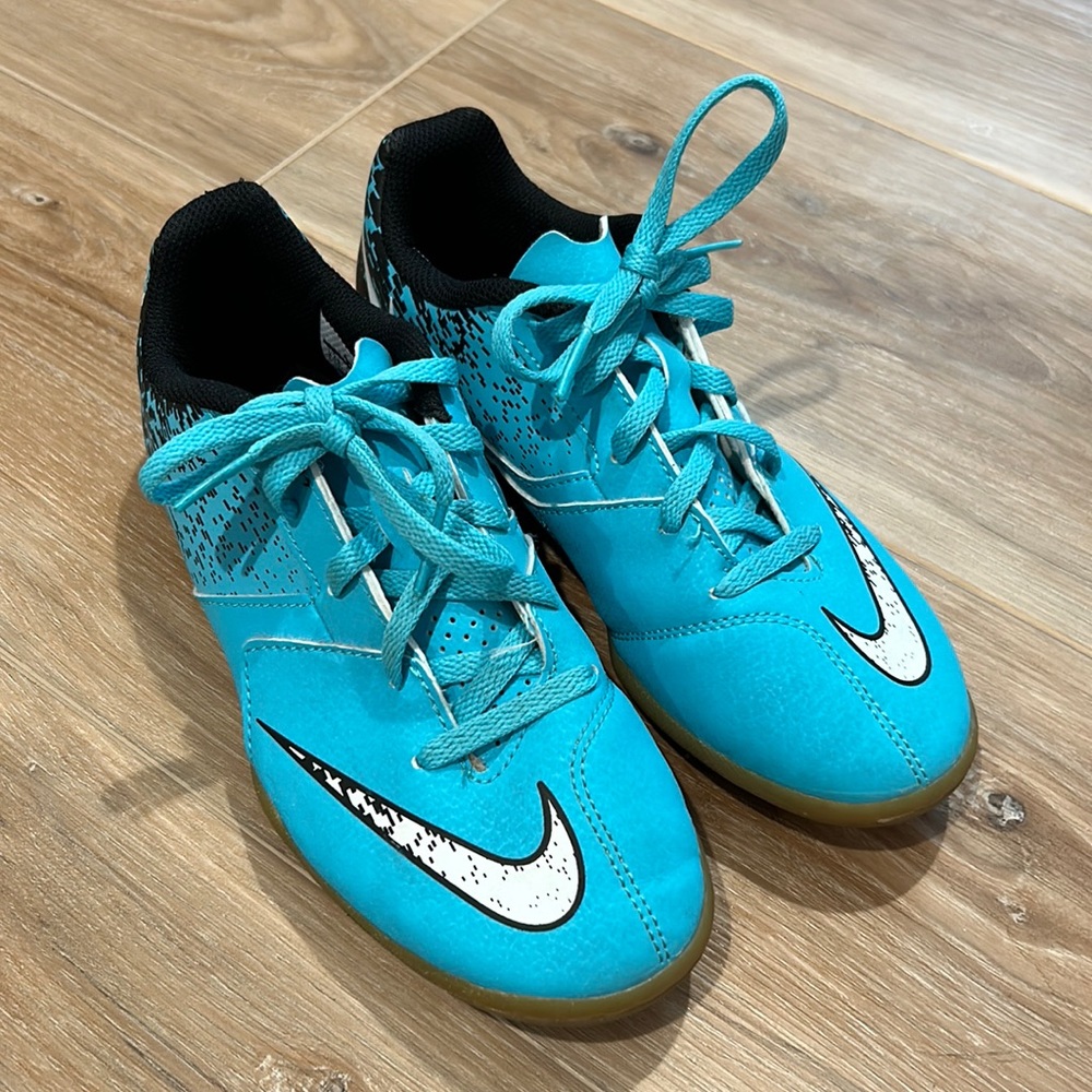Nike Bombax indoor soccer shoes